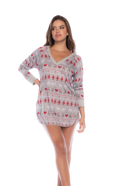 Long sleeved sleep chemise in a fun Christmas print. Loose silhouette.